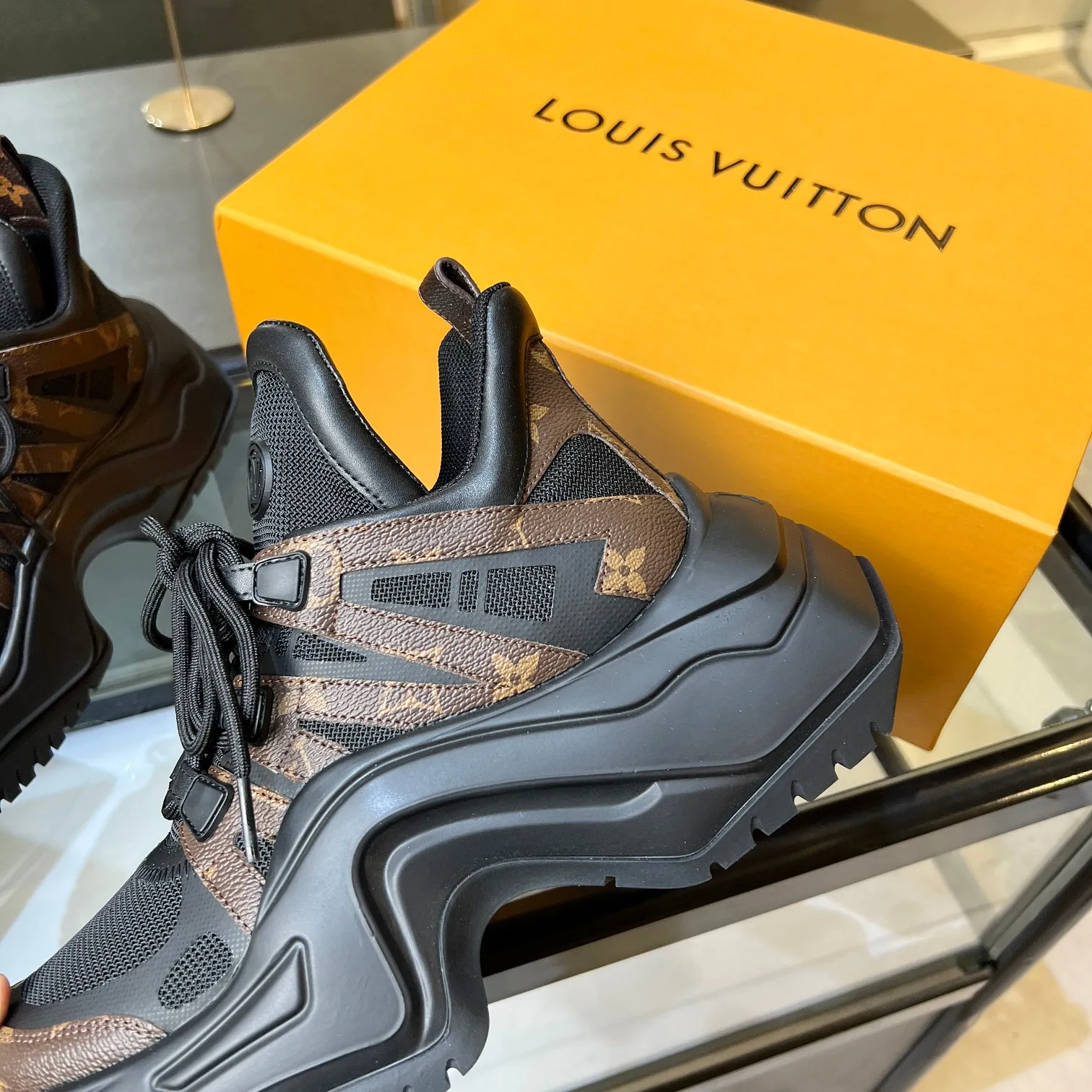 👟👟Ex-factory price 760👟👟 Nicolas Ghesquieye once again refined the design essence of LVArchlight sneakers to create LVArchlight2.0 platfrm sneakers. The combination of multiple technical materials, the wide outsole and the exaggerated tongue highlight the series' recognition, and the latter is marked with the LVCirCle logo 35-41